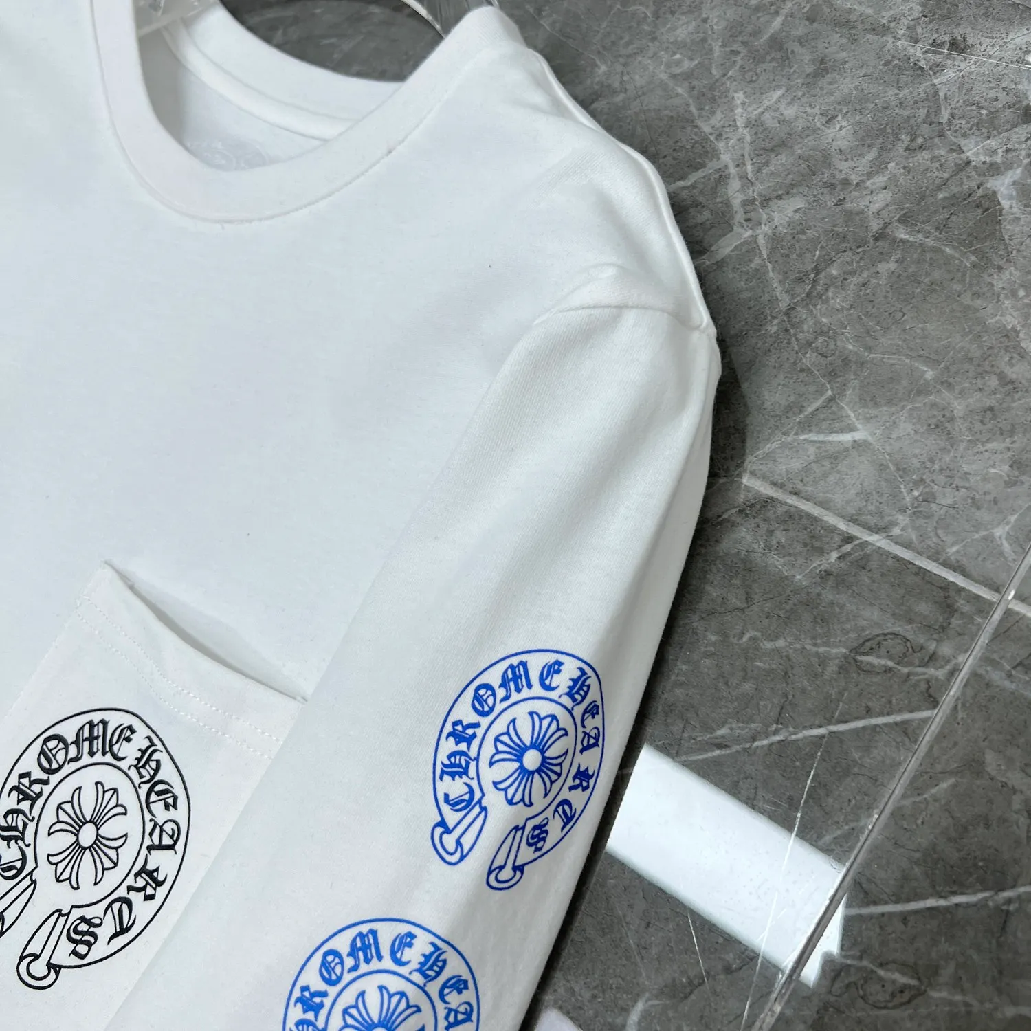 P160 Chrome Hearts 🍁Long T series🍁 Same series at the counter Chrome color spine gradient small horseshoe length T Imported environmentally friendly glue printing and dyeing Specially customized original 1:1 high gram weight comfortable fabric Recommended color: white black Size: S, M, L, XL